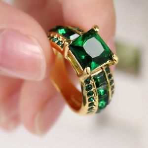 10kt Yellow gold Emerald Ring Size 6